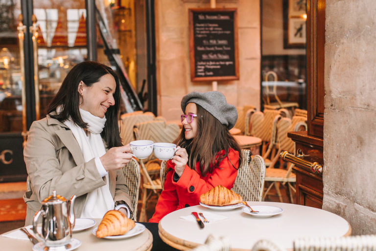 snowy family session paris