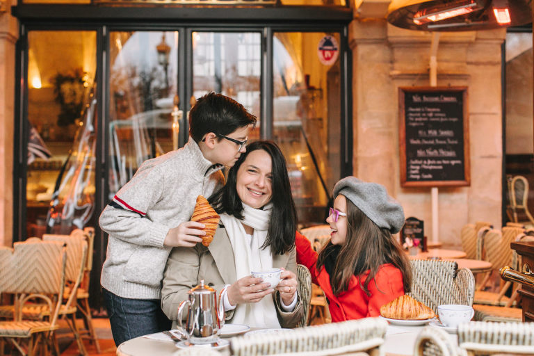 snowy family session paris