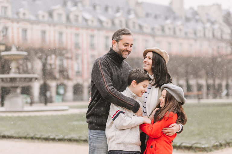 snowy family session paris